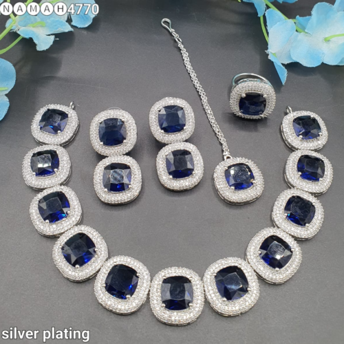 Elegant earrings set